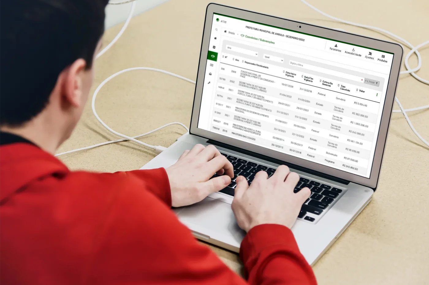 Servidora utilizando o sistema de gestão em um notebook